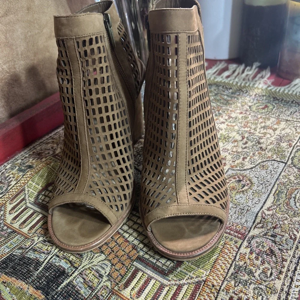 Vince Camuto Sz 6.5 M Womens Perforated Open Toe Bootie Tassel Ankle Boot Sandal